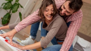 Couple-enjoying-twister-game-ondelights.com